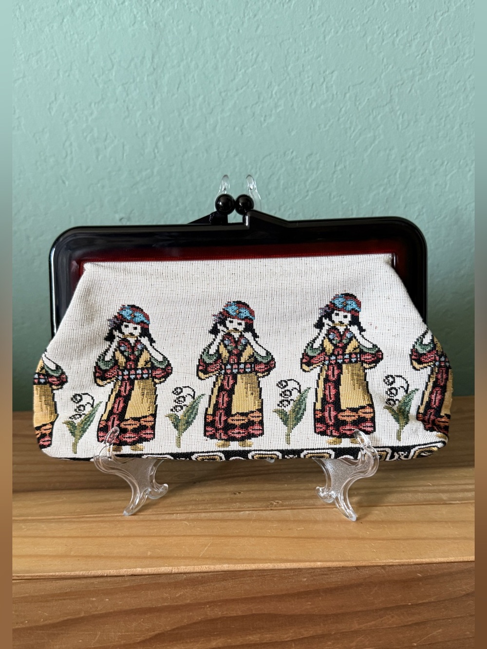 Vintage 1950s-60s Tapestry Clutch Purse Lucite Style Kiss Lock Frame 9” x 6”